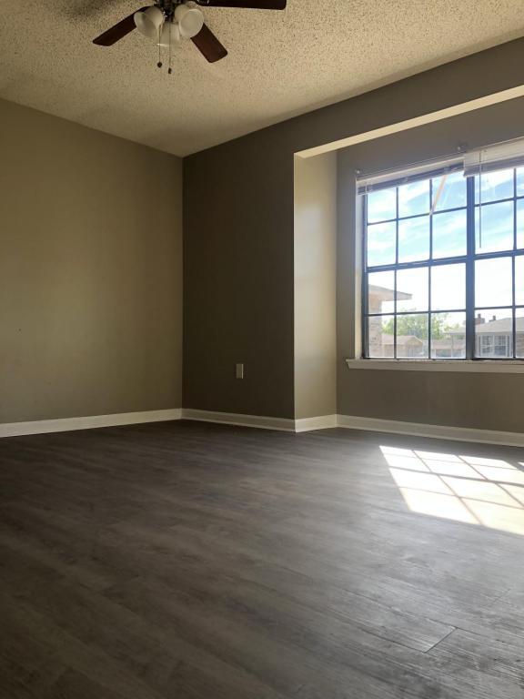 Building Photo - 2025 Sherwood Meadow Dr