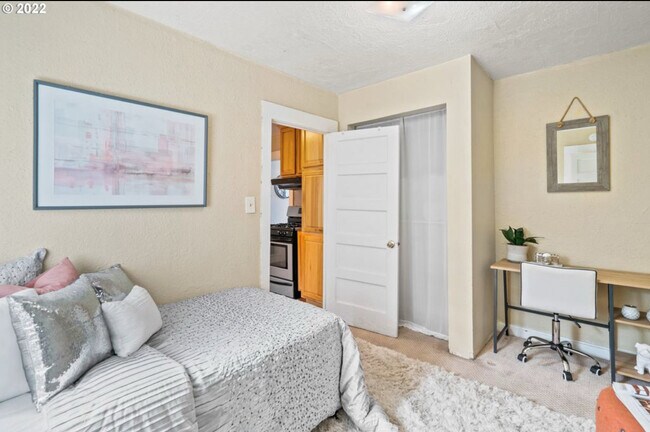 Building Photo - 5322 NE 11th Ave