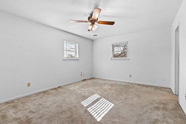 Building Photo - Beautiful Home in Springdale with Sunroom!