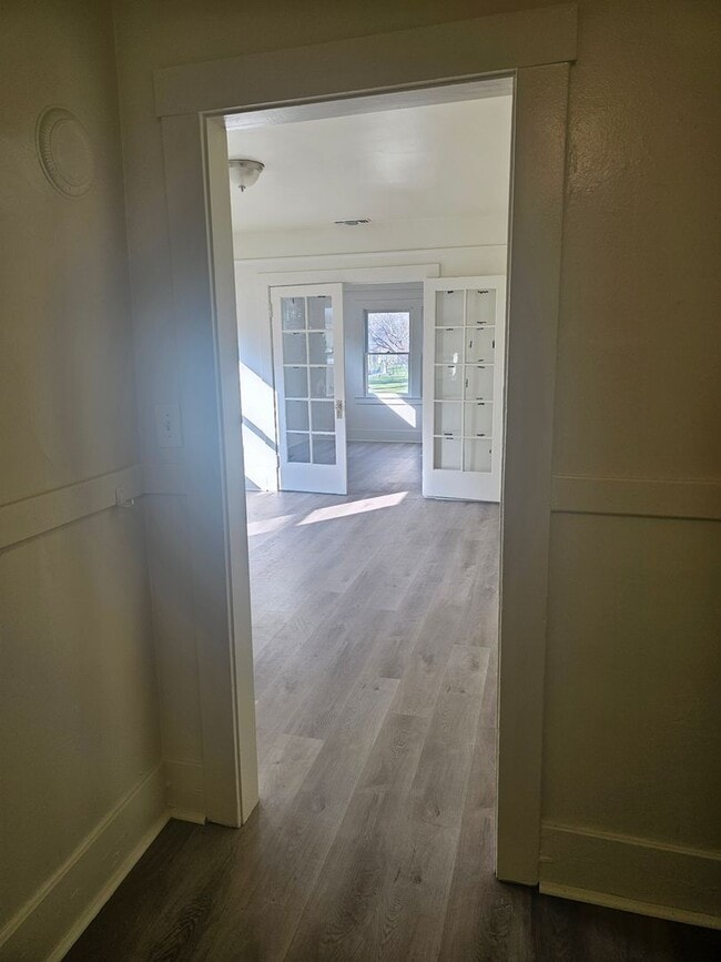 Building Photo - CUTE UPDATED APARTMENT IN DOWNTOWN SACRAMENTO!! $500 OFF FIRST MONTH'S RENT