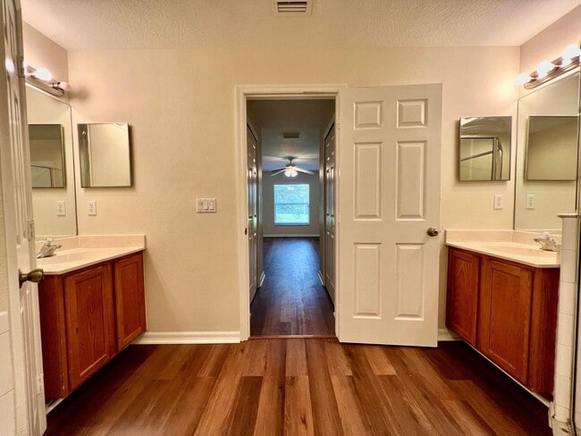 Building Photo - 532 SW Kabot Ave