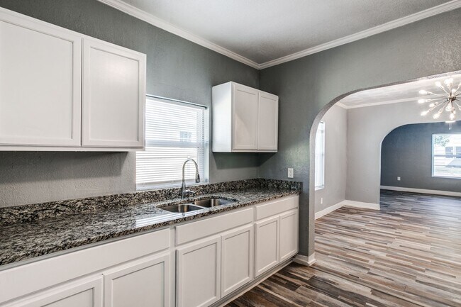 Building Photo - Single-Family Home Available!