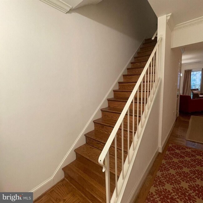 Building Photo - Wesley Heights Beautiful Fully Furnished 2 Bed, Two and a Half Bath