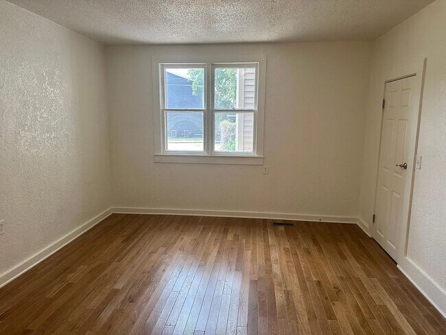 Building Photo - 404 S Marion St