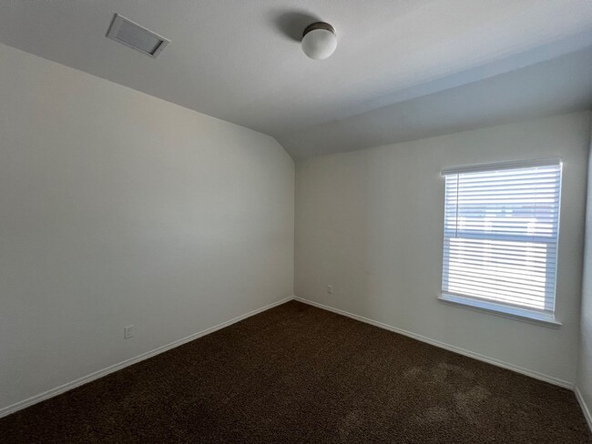 Building Photo - Stunning 3 bedroom, 3 bathroom home locate...