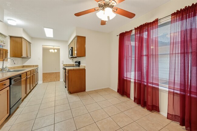 Building Photo - 21623 Crescent Heights St