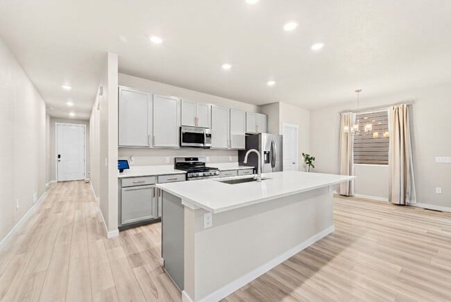 Building Photo - Gorgeous 5 Bed 3 bath Home In Aspen Meadows!!