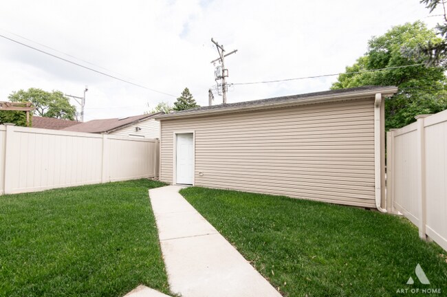 Building Photo - 3301 N Kilbourn Ave