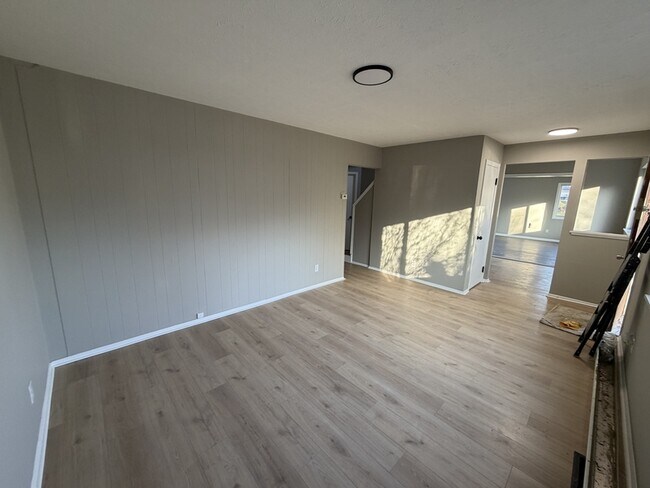 Building Photo - 4300 E 175th St