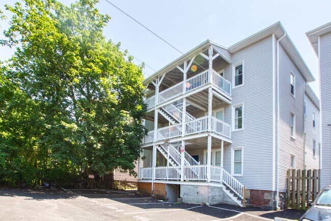 Building Photo - OVERSIZED 3 bedroom 1 bathroom Apartment
