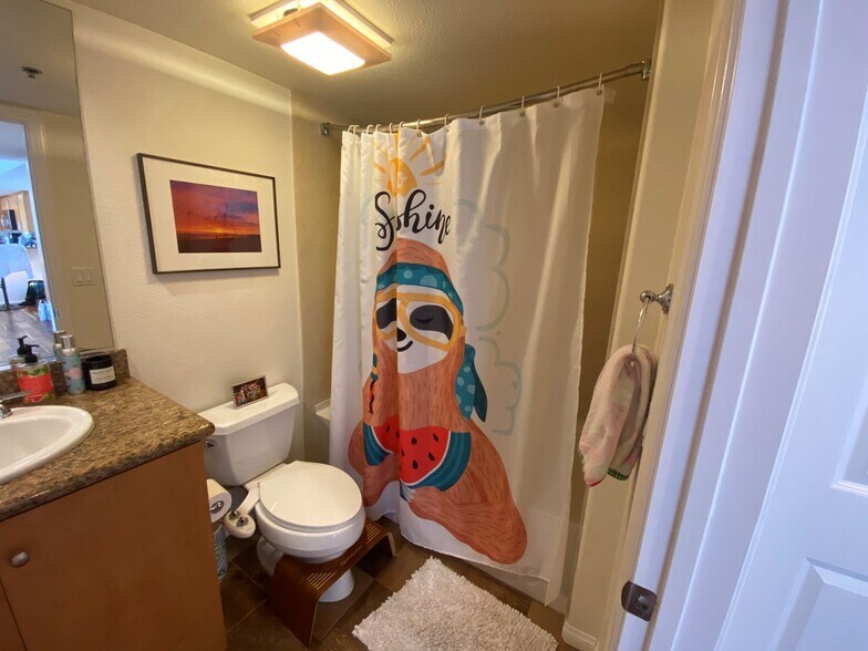 full bathroom - 924 Hornblend St