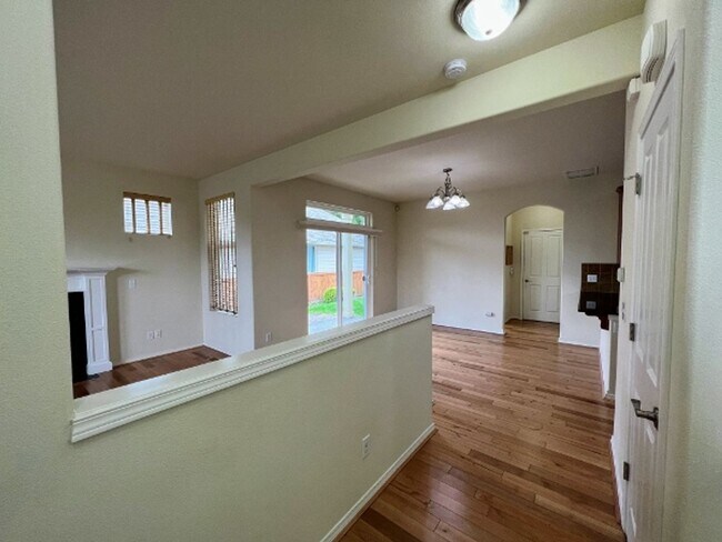 Building Photo - Pet Friendly 3 Bedroom in Campus Glen Neighborhood