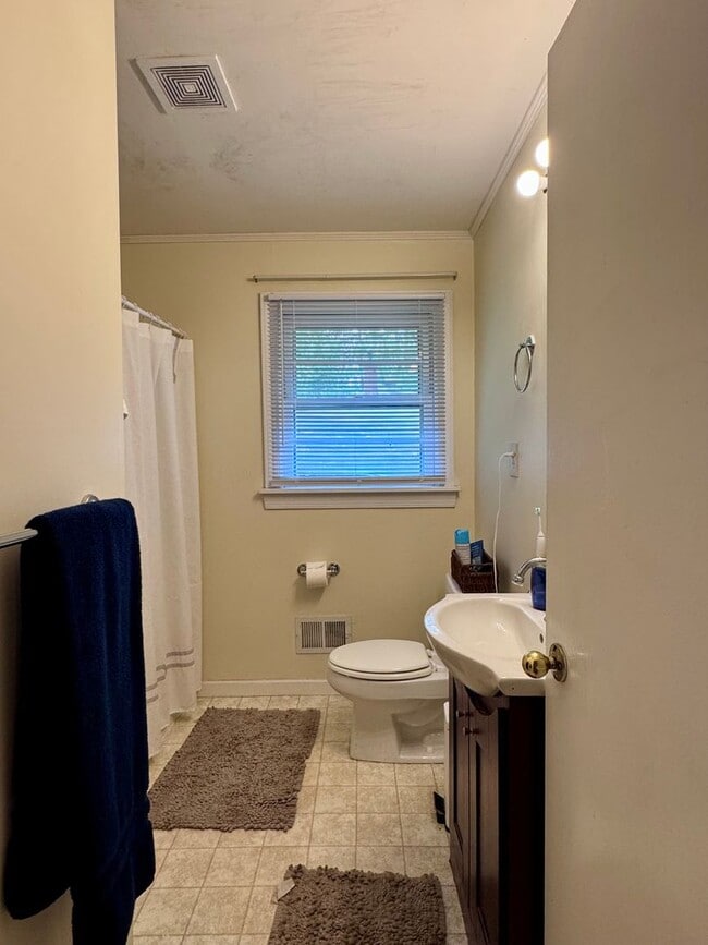 Building Photo - Duplex close to UNC Hospitals