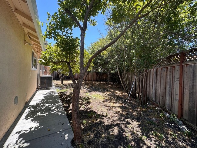 Building Photo - 4/2 W/ AC near San Tomas Expwy & El Camino...