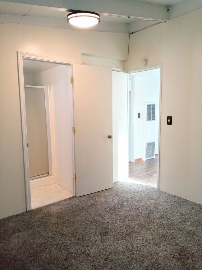 Building Photo - Refurbished 3bd Single Story House With Carport & Large Yards