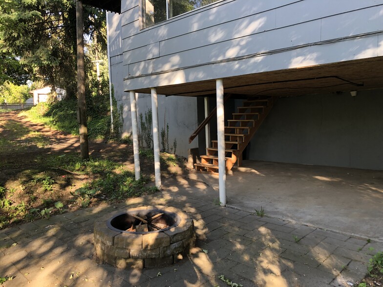 Building Photo - 1265 NE Hillside Dr