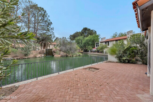 Building Photo - 620 Lakeway Dr
