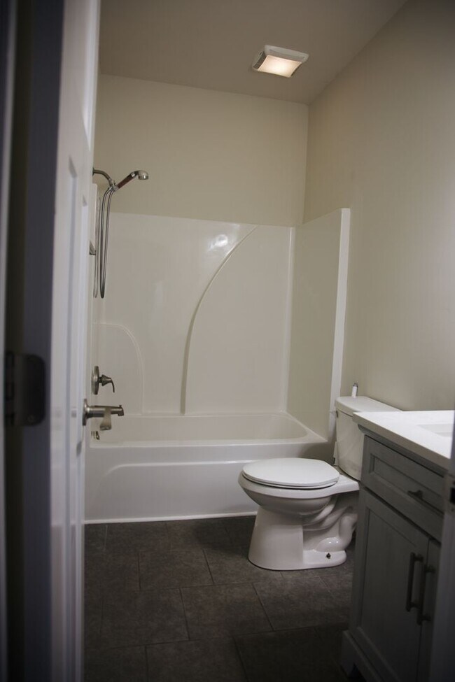 Building Photo - 4653 Fairfield Farm Rd