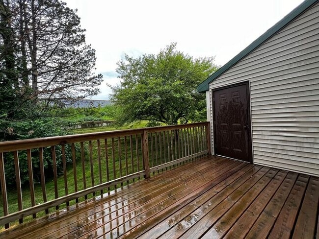 Building Photo - $1,435 | 2 Bedroom + Bonus Room, 1.5 Bathroom Town Home | No Pets | Available for an Immediate Mo...