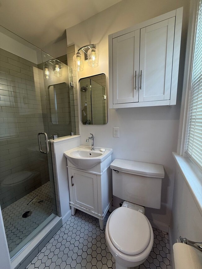 Building Photo - Three Bedroom Two Bath Home in Ridgeview/Parham & Ridge Area. Available in August!