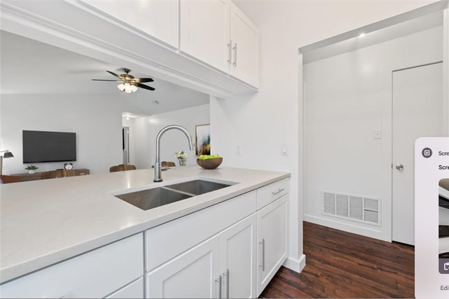 Building Photo - Updated one bedroom condo in heart of Austin!