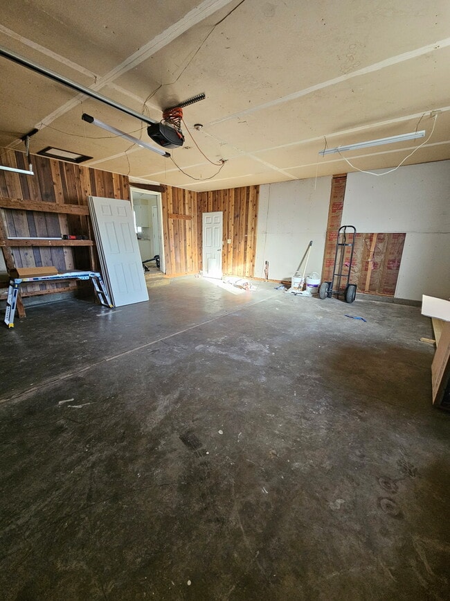 Building Photo - 180 NW Wilson Cir