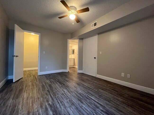 Building Photo - 2/1 Condo in Gated Lakefront Altamonte Com...