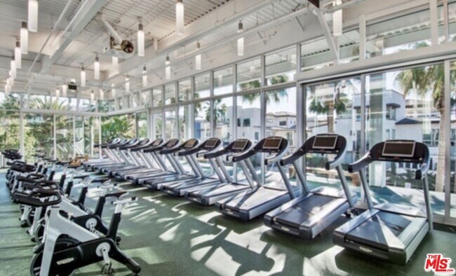 Building Photo - 6400 Crescent Prk E