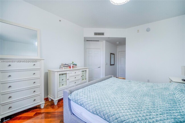 Building Photo - 3001 NE 185th St