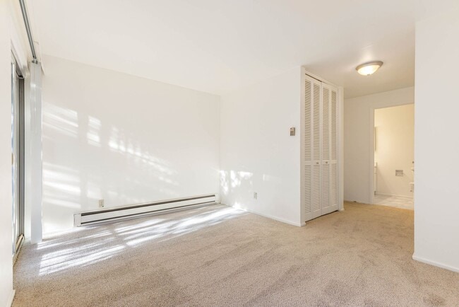 Building Photo - 1 Bedroom 1 Bath Condo in Kirkland, new flooring plus great amenities!