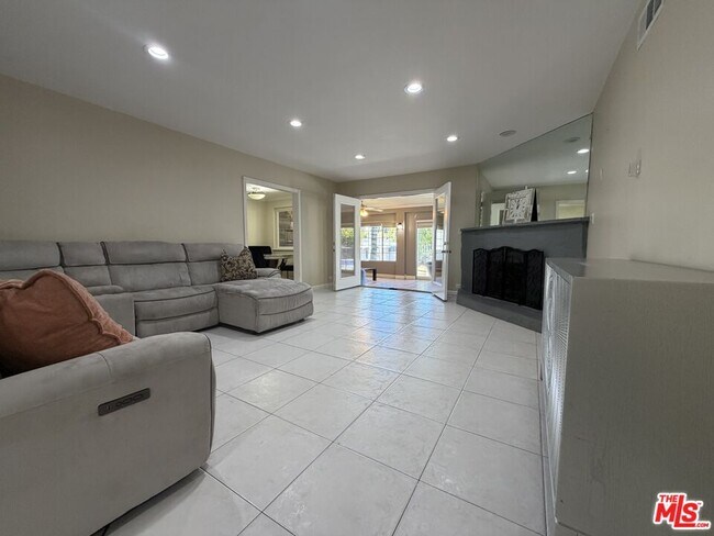 Building Photo - 10609 Reseda Blvd