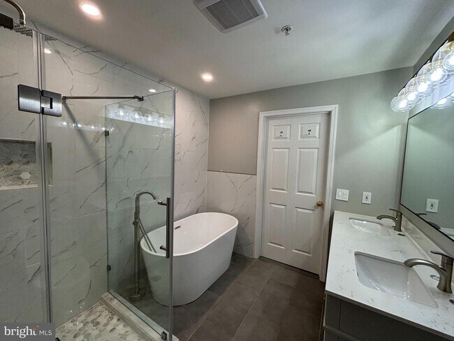 Building Photo - 7020 Falls Reach Dr