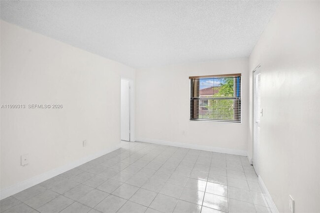 Building Photo - 685 W Park Dr