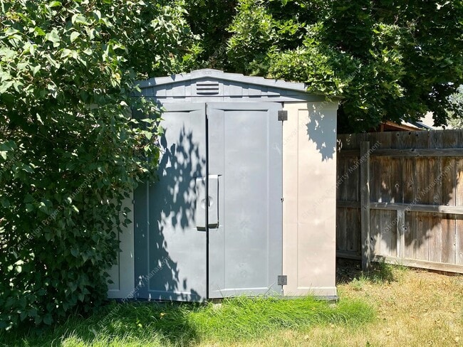 Building Photo - 3BR single-level rancher in SE Bend with large fully-fenced backyard