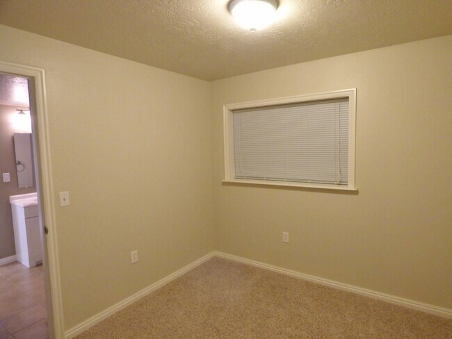 Building Photo - 3 Bd 2 Bath Home with Office