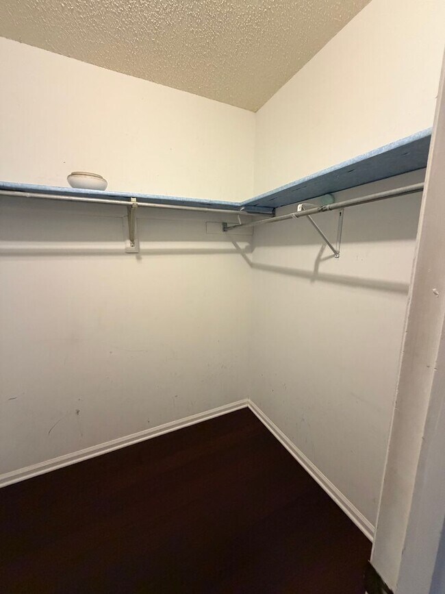 Building Photo - FOR RENT