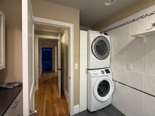 Building Photo - 2 Maple Ln