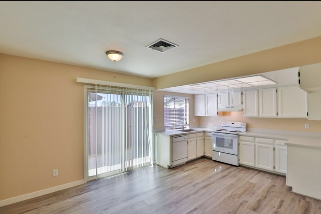 Building Photo - Nice Family Home with Huge Yard