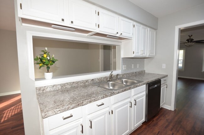 Building Photo - 3 Bedroom Townhome in Kempsville Lakes