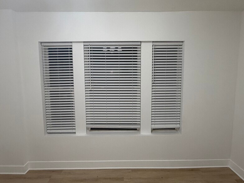 Building Photo - 3049 W Berteau Ave