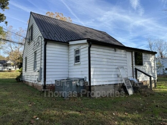 Building Photo - 325 Depot St