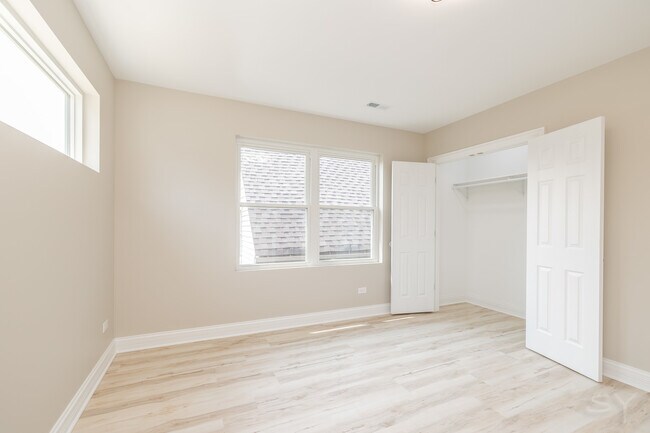 Building Photo - 1044 N Springfield Ave