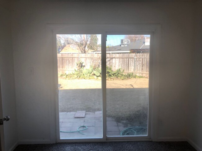 Building Photo - Large 3 Bedroom 2 Bath 1/2 Plex in Rancho ...