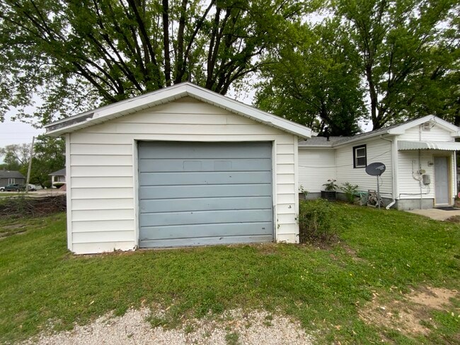 Building Photo - 620 Sager St