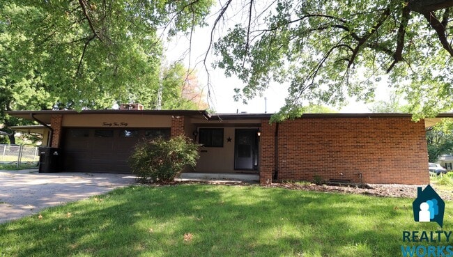 Primary Photo - Large Duplex in Country Club Neighborhood!