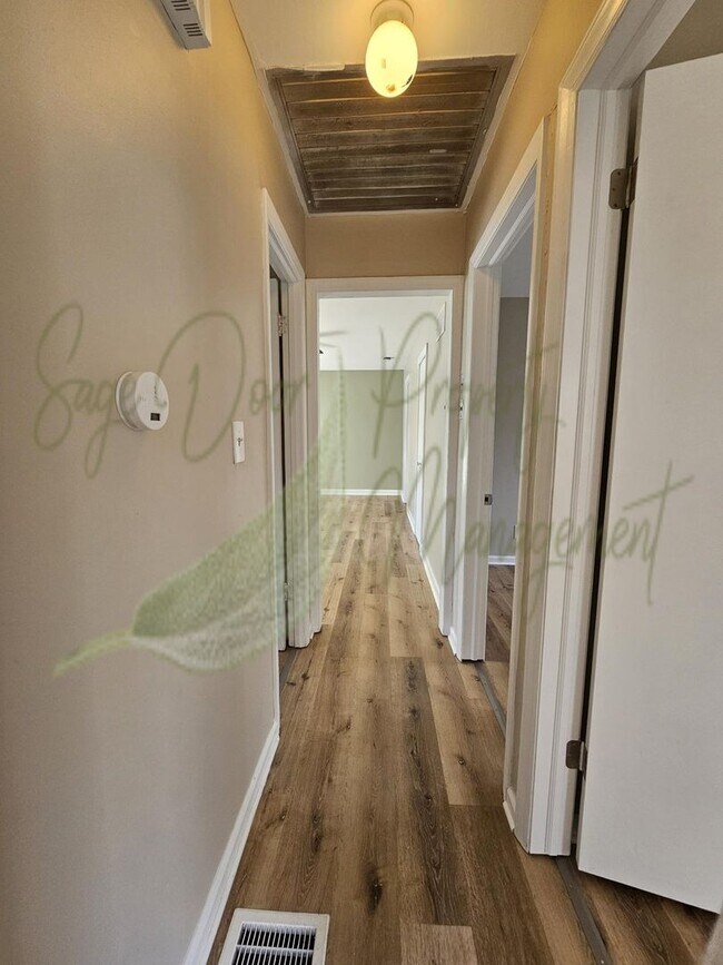 Building Photo - BEAUTIFUL FLOORING!!!