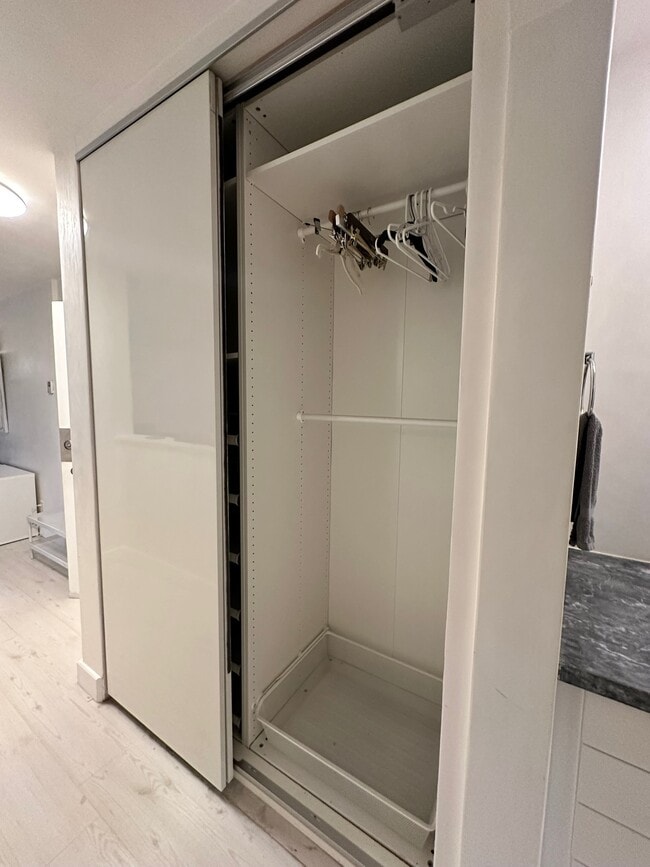 Building Photo - 5625 N Sumner Wy