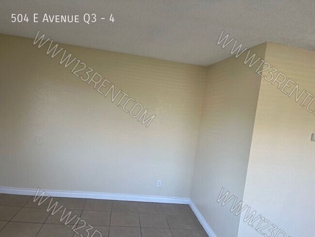 Building Photo - 504 E Ave Q3