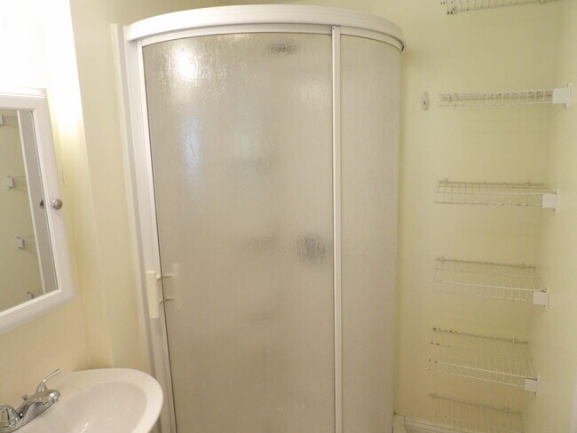 Building Photo - 102 Cedar Dr