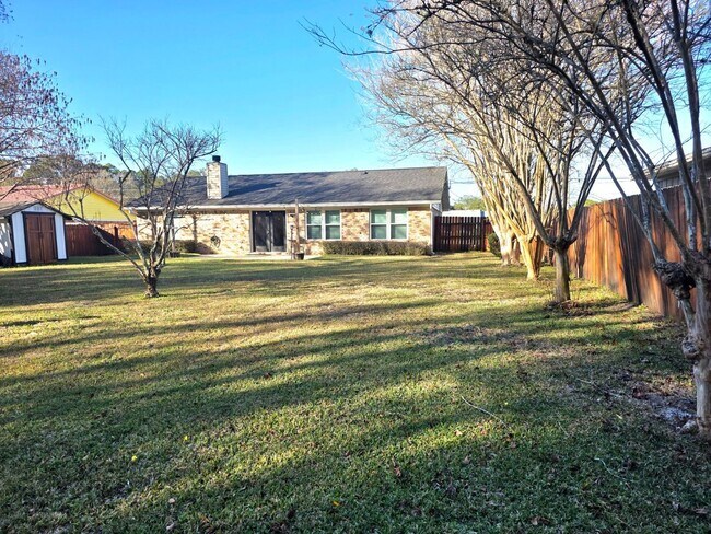 Building Photo - Inviting Woodridge Manor 3/2 Home with Fireplace and Fenced Yard